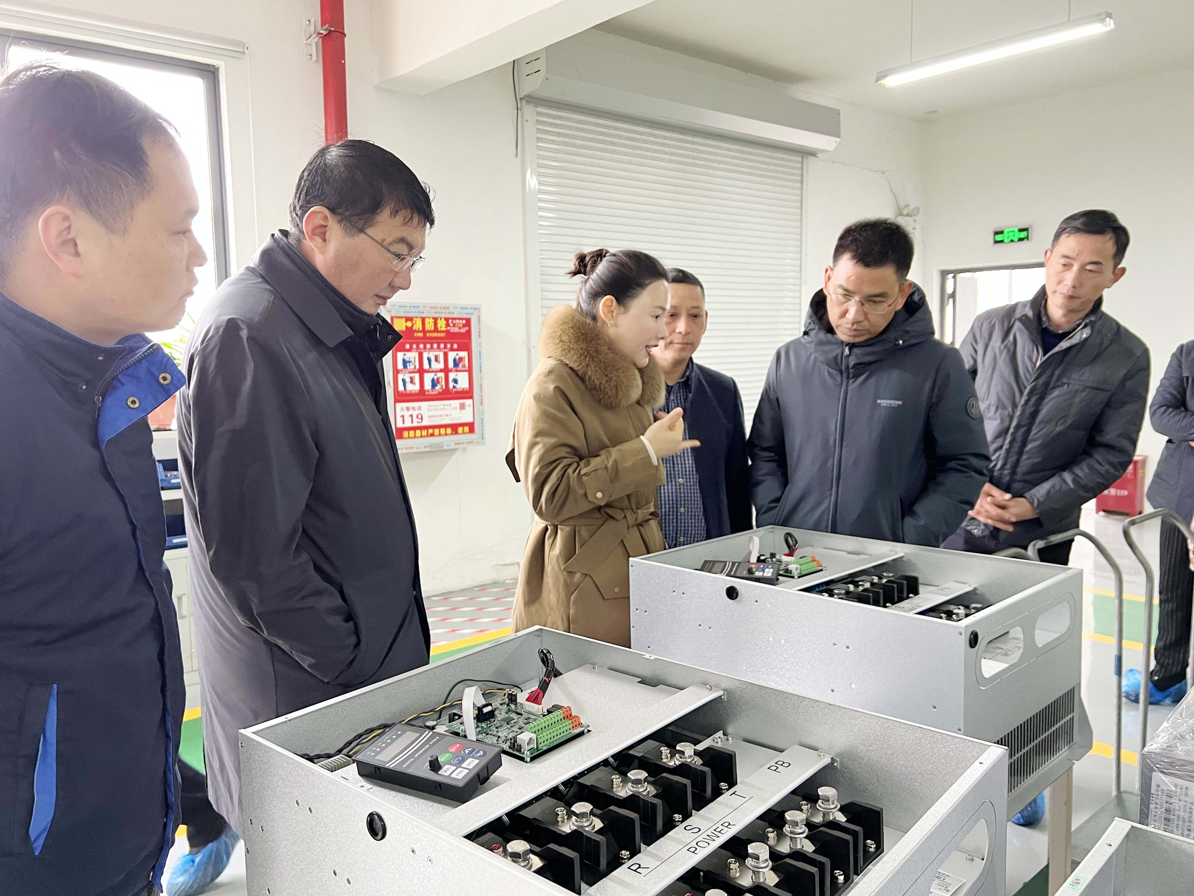 江蘇華梓車業(yè)有限公司等領(lǐng)導(dǎo)蒞臨南京歐陸電氣訪問(wèn)交流 (3).jpg